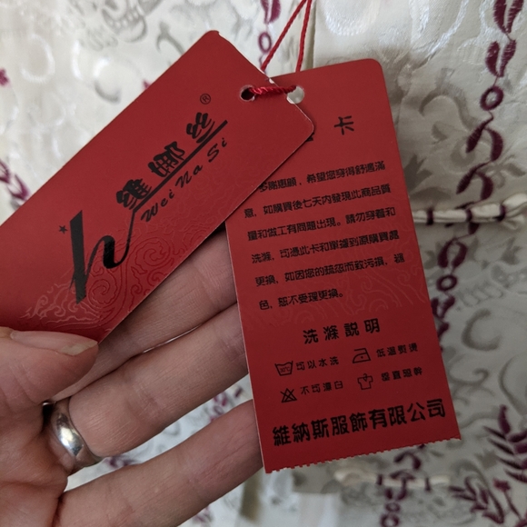 Gorgeous white w/maroon Asian jacket - Picture 6 of 8